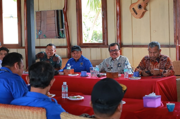 Pj Bupati Aceh Barat saat coffee morning bersama jurnalis media yang bertugas di Aceh Barat, Kamis (17/10). Waspada/Muji Burrahman