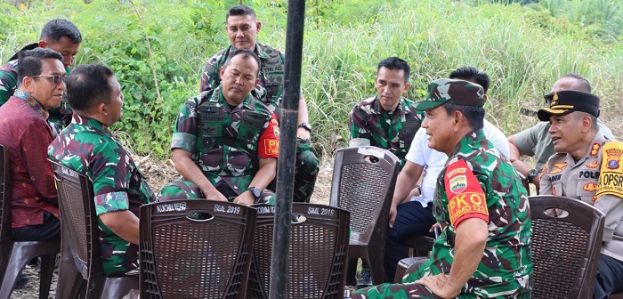 Kapolres Pematangsiantar AKBP Yogen Heroes Baruno (paling kanan) menghadiri Kunker Wadanpusterad Mayjen TNI Herianto Syahputra dalam kegiatan Wasev TMMD ke-122 pada 2024 di Jl. Rindung, Kel. Tanjung Pinggir, Kec. Sianțar Martoba, Kamis (15/10).(Waspada-Ist).