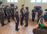 Kajari Labusel, Dr. Bayu Setyo Pratomo, SH, MH saat melakukan Serah Terima Jabatan (Sertijab) Kepala Seksi Intelijen (Kasi Intel), Rabu (2/10/2024). Waspada/Deni Daulay