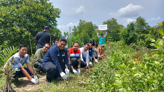 PEP Pangkalansusu bersama SKK Migas dan KTH Maju Bersama menanam pohon mangrove di Desa Pasar Rawa, Kec. Gebang. Waspada/Ist
