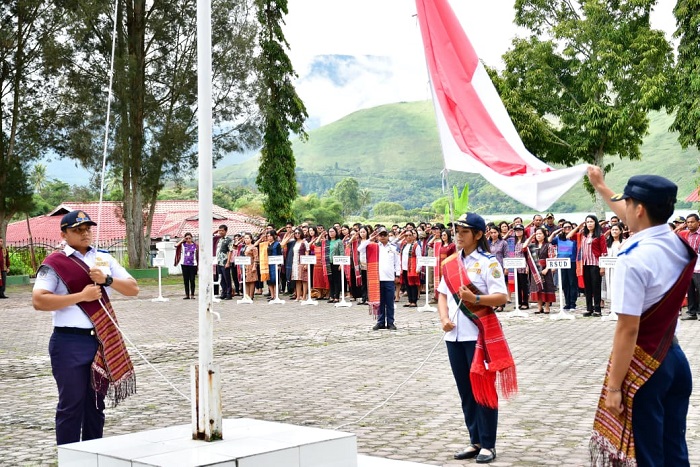 PEMKAB Samosir menggelar upacara peringatan Hari Ulos Nasional. Waspada/Ist