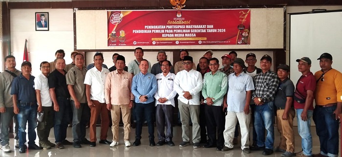 Ketua KPU Kota Padangsidimpuan Tagor Dumora Lubis (8 kiri) dan 4 Komisioner KPU Padangsidimpuan lainnya foto bersama dengan wartawan dari berbagai media cetak dan elektronik Aula Seminar UM Tapsel, Padangsidimpuan, Kamis (17/10). Waspada/ist