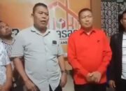 Bapaslon Rizal bersama kuasa hukumnya selepas menyampaikan permohonan gugatan sengketa di Kantor Bawaslu Labura, 25/9/2024. Waspada/Ist
