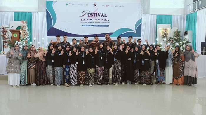 Para peserta dan pemateri pada acara Festival Bulan Inklusi Keuangan melakukan foto bersama. (Waspada/ Ibnu Sa'dan)