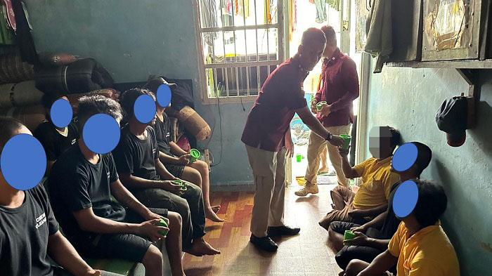 Kalapas Kelas IIA P.Siantar, Sukarno Ali saat mencek alat makan dan minum baru yang diserahkan kepada warga binaan Lapas P.Siantar, Kamis (17/10).(Waspada/ist).