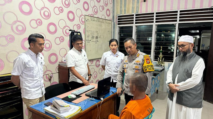 Tersangka asusila terhadap anak kamdung, SLS, diamankan di Mapolres Padangsidimpuan. (Waspada/Ist)