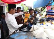 Pj Wali Kota Langsa, Syaridin saat meninjau kegiatan pasar murah dalam rangka stabilitas harga bahan pokok sekaligus upaya pengendalian inflasi di Lapangan Merdeka Langsa, Jumat (18/10). Waspada/dede