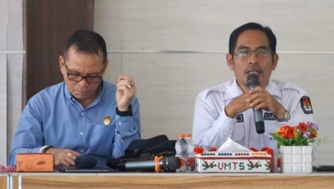 Koordinator Divisi Perencanaan data dan Informasi KPU Kota Padangsidimpuan, Usman Riharnol Siskandra Siregar (kanan) bersama Ketua KPU Padangsidimpuan Tagor Dumora Lubis saat berikan penjelasan terkait proses dan data pindah memilih, pada acara Sosialisasi Peningkatan Partisipasi Masyarakat dan Pendidikan Pemilih, di Aula Seminar UM Tapsel, Padangsidimpuan,Kamis (17/10). Waspada/Mohot Lubis.