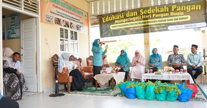 Pj. Ketua TP-PKK Aceh, Ny. Hj. Safriati Safrizal, membuka kegiatan Edukasi dan Sedekah Pangan dalam rangka memperingati Hari Pangan Dunia di Gampong Limpok, Darussalam, Jumat (18/10). (Waspada/Zafrullah)