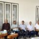 Calon Bupati Deliserdang HM Ali Yusuf Siregar saat berbincang dengan Mantan Wali Kota Medan H. Rahudman Harahap dan lainnya. (Waspada/Edward Limbong).