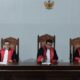 Majelis hakim Pengadilan Tinggi Tipikor Banda Aceh diketuai H Makaroda Hafat dibantu anggota Dr. Taqwaddin dan M Joni Kemri memperberat hukuman kasus korupsi tanah TOL di Aceh Jaya, dalam sidangnya di PT Banda Aceh, Kamis (17/10/24).(Waspada/Ist)