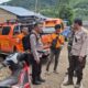 KAPOLSEK Kutabuluh AKP Poltak Hutaen SH saat berkordinasi dengan tim untuk melakukan pencarian ketiga korban yang belum ditemukan. Waspada/Micky Maliki.
