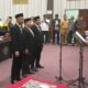 Ketua Pengadilan Negeri Singkil Yovi Wijaya SH saat mengambil sumpah tiga pimpinan DPRK Aceh Singkil, yakni H Amaliun, Darto dan Wartono, di Aula Paripurna Gedung DPRK Singkil Utara, Senin (30/9/2024). WASPADA/Ariefh