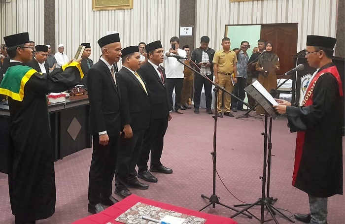 Ketua Pengadilan Negeri Singkil Yovi Wijaya SH saat mengambil sumpah tiga pimpinan DPRK Aceh Singkil, yakni H Amaliun, Darto dan Wartono, di Aula Paripurna Gedung DPRK Singkil Utara, Senin (30/9/2024). WASPADA/Ariefh