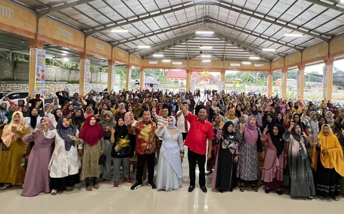 Pasangan SATRIA mendapat sambutan hangat ratusan warga di Desa Naman Jahe, Kecamatan Salapian, Kabupaten Langkat, Sabtu (19/10). Waspada/Ist