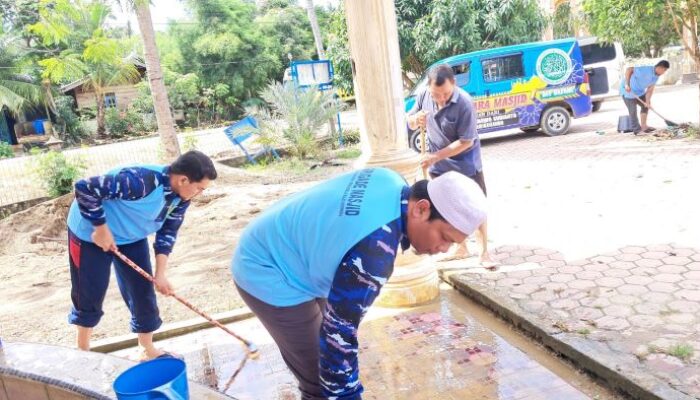 Ciptakan Kenyamanan Jamaah Saat Muzakarah Ulama, BKPRMI Bersihkan Masjid