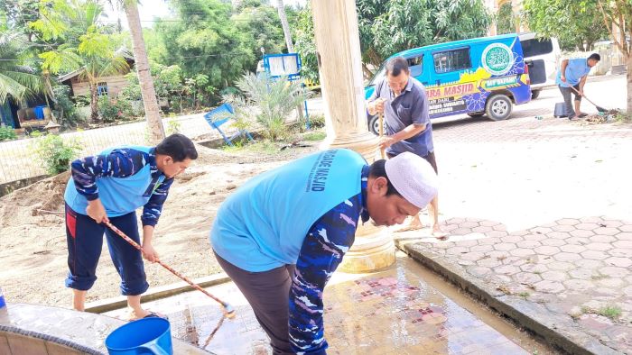 Pengurus BKPRMI Aceh Timur membersihkan tempar wudhuk dan halaman Masjid Baiturrahmi di Gampong Keude Dua, Darul Ihsan, Aceh Timur, Minggu (20/10). Waspada/Muhammad Ishak