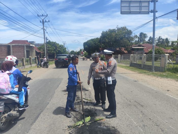 Lokasi kecelakaan lalu lintas di Jalan Medan-Banda Aceh, kawasan Paloh Lada, Kecamatan Dewantara, Aceh Utara, Sabtu (19/10). Waspasda/ist