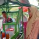 Cut Sauda (kiri), penjual bakso pentol di dekat pintu gerbang UIN Syahada Padangsidimpuan sedang melayani mahasiswa yang membeli bakso pentol dagangannya. Waspada/Mohot Lubis.