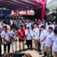 Cabup dan Cawabup BAGUSI Tapsel nonton bareng pelantikan Presiden dan Wakil Presiden bersama masyarakat. (Waspada/Sukri Falah Harahap)