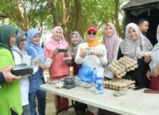 Pj Ketua TP-PKK Aceh Tinjau Dan Belanja Di Pasar Tani