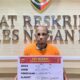 Pelaku pembakaran alat berat yang juga eks Security PT WGU saat diamankan di Polres Nagan Raya, Minggu (20/10).(Waspada/Ist)