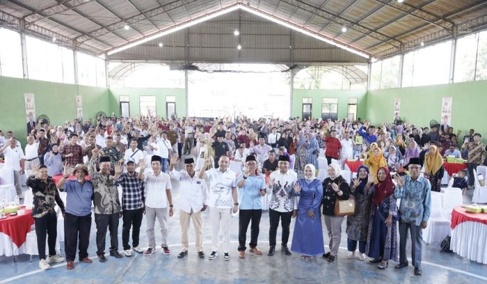 Ketua Sementara DPRD Deliserdang Zakky Shahri, Ketua Fraksi Partai Gerindra DPRD Deliserdang Ilham Pulungan berfoto bersama dengan ribuan masyarakat dalam syukuran pelantikan Prabowo-Gibran. (Waspada/Edward Limbong).