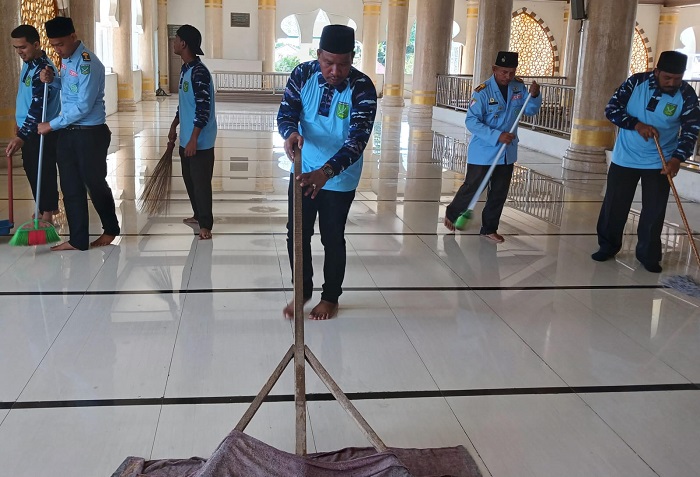 Bendahara Umum DPD BKPRMI Aceh Timur, H Sulaiman atau Haji Tole (tengah) bersama Ketua Umum BKPRMI Aceh Timur Tgk Muhammad Isa, dan para pengurus membersihkan Lantai II Masjid Agung Darussalihin Idi, Rabu (2/10). Waspada/Muhammad Ishak
