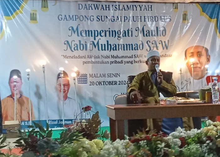 Tgk Muda Wali Tasman, SAg ketika menyampaikan tausiyah, di Gampong Sungai Pauh Firdaus Kecamatan Langsa Barat, Minggu (20/10) malam. Waspada/Munawar
