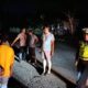 Aparat kepolisian saat melakukan olah TKP di Jalan Medan Banda Aceh tepatnya di Dusun Sejati Desa Birem Rayeuk Kecamatan Birem Bayuen, Aceh Timur, Senin (21/10). Waspada/ist