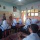 Kasat Samapta Polres Palas, M. Hiras Sibarani SH, mengedukasi dan mengingatkan para siswa/i terhadap dampak dan bahaya kenakalan remaja, di SMA Negeri 1 Barumun, Senin (21/10) (Waspada/Ist)