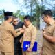 Pj Bupati Nagan Raya Iskandar melakukan penyematan PIN Netralitas ASN secara simbolis kepada perwakilan ASN di halaman kantor Bupati, Senin (21/10).(Waspada/Mujiburrahman)