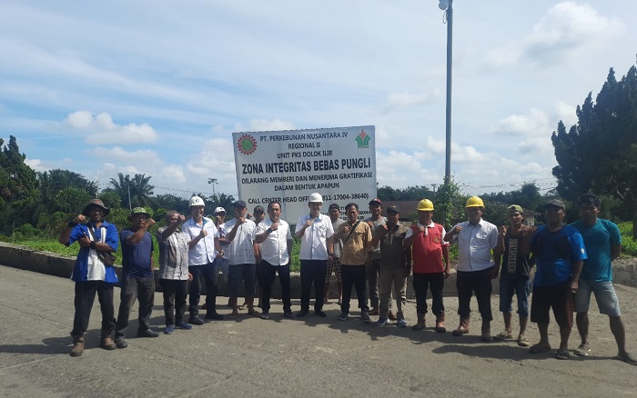 Manajemen PKS Dolok Ilir PTPN IV Region II foto bersama dengan para pemasok di kompleks PKS, Rabu (23/10).(Waspada/ist).