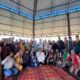 Calon Bupati Deliserdang HM Ali Yusuf Siregar saat berfoto bersama dengan para relawan. (Waspada/ist).