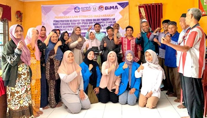 Tim PKM IPTS foto bersama dengan warga yang tergabung dalam Kelompok Tani Situmba, Kecamatan Sipirok, Tapsel. Waspada/ist.
