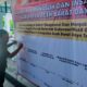 Ketua Panwaslih Abdya Wahyu Candra, membubuhkan tanda tangan sinergitas Panwaslih dan wartawan di Abdya di Sekretariat Panwaslih, Rabu (23/10).Waspada/Syafrizal
