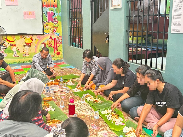 MAKAN bersama WBP dan Kalapas, Ka KPLP dan pegawai, serta staf Lapas Kelas IIA Labuhanruku. Waspada/Ist