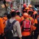 TIM gabungan saat mengevakuasi kedua korban dari lokasi bendungan PT. WEP di Desa Rih Tengah, Kec. Kutabuluh menuju RSU Kabanjahe. Waspada/Micky Maliki.