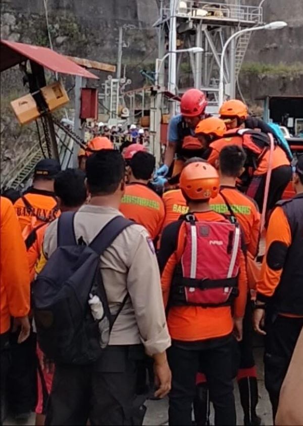 TIM gabungan saat mengevakuasi kedua korban dari lokasi bendungan PT. WEP di Desa Rih Tengah, Kec. Kutabuluh menuju RSU Kabanjahe. Waspada/Micky Maliki.
