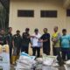 Pengurus Koperasi Produsen Pertanian dan Perkebunan (KP3) Pusaka Belumpur saat menyalurkan pupuk dan herbisida untuk petani penerima program PSR tahun 2024 di Kampung Wonosari, Kecamatan Tamiang Hulu, Kabupaten Aceh Tamiang. (Waspada/Yusri).