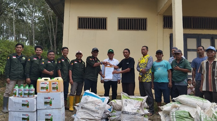 Pengurus Koperasi Produsen Pertanian dan Perkebunan (KP3) Pusaka Belumpur saat menyalurkan pupuk dan herbisida untuk petani penerima program PSR tahun 2024 di Kampung Wonosari, Kecamatan Tamiang Hulu, Kabupaten Aceh Tamiang. (Waspada/Yusri).
