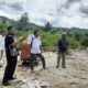 Kajari Singkil Muhammad Junaidi didampingi Kadis Kesehatan Hariono, PPTK serta rekanan pengawas proyek saat melihat kondisi talud dan proyek rumah dinas di Puskesmas Desa Kuta Tinggi, Rabu (2/10/2024). WASPADA/Ariefh