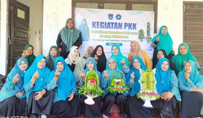Kegiatan pelatihan hiasan ranup hantaran dengan kreasi motif Kopiah Aceh, motif Tas dan Pinto Aceh bersama TP PKK Gampong Seuriget, Kecamatan Langsa Barat. Munawar/Waspada