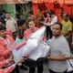 Pjs Wali Kota Pematangsiantar Matheos Tan (dua kanan depan) bersama pimpinan OPD Pemko memberikan bantuan kepada salah satu warga korban kebakaran dari delapan unit rumah, Selasa (22/10) siang saat mengunjungi dan memberikan penghiburan serta bantuan kepada para korban di Jl. Sejahtera, Kel. Asuhan, Kec. Sianțar Timur, Kamis (24/10).(Waspada-Ist).