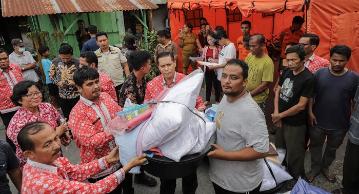 Pjs Wali Kota Pematangsiantar Matheos Tan (dua kanan depan) bersama pimpinan OPD Pemko memberikan bantuan kepada salah satu warga korban kebakaran dari delapan unit rumah, Selasa (22/10) siang saat mengunjungi dan memberikan penghiburan serta bantuan kepada para korban di Jl. Sejahtera, Kel. Asuhan, Kec. Sianțar Timur, Kamis (24/10).(Waspada-Ist).