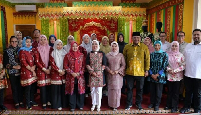Pj Gubernur Kenakan Batik Khas Aceh Di Hari Batik Nasional 
