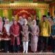 Tampak Pj Gubernur Aceh, Safrizal, ZA, didampingi istri Safriati, mengenakan pakaian batik motif Aceh saat foto bersama dengan Ketua Umum TP-PKK,Tri Tito Karnavian di Pendopo Gubernur Aceh, Rabu (2/10). (Waspada/Zafrullah)