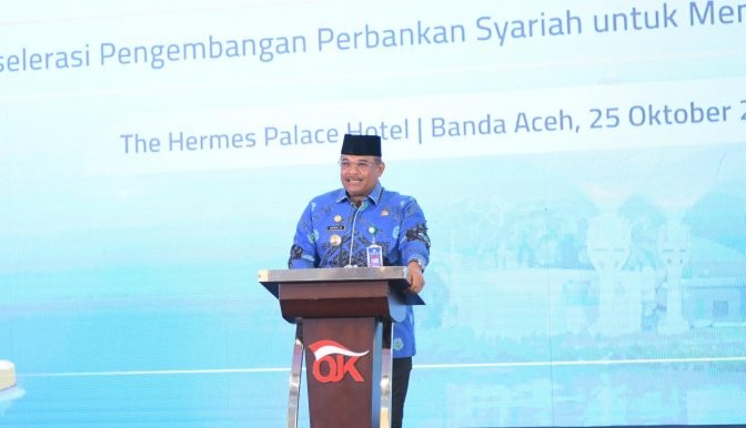 Pj Gubernur Aceh, Safrizal ZA, saat memberikan sambutan pada Pertemuan Tahunan Perbankan Syariah 2024 bertema 'Akselerasi Pengembangan Perbankan Syariah untuk Membangun Negeri' yang digelar OJK di Hermes Palace Hotel, Banda Aceh, Jumat (25/10). (Waspada/Zafrullah