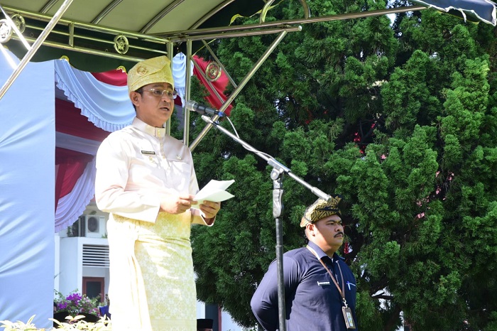 Pj.Bupati Deliserdang selaku Pembina Upacara membaca sambutan Menpora RI pada peringatan Hari Sumpah Pemuda ke 96 Tahun 2024 di halaman depan Kantor Bupati Deliserdang, Senin (28/10). (Waspada/Khairul K Siregar/B)