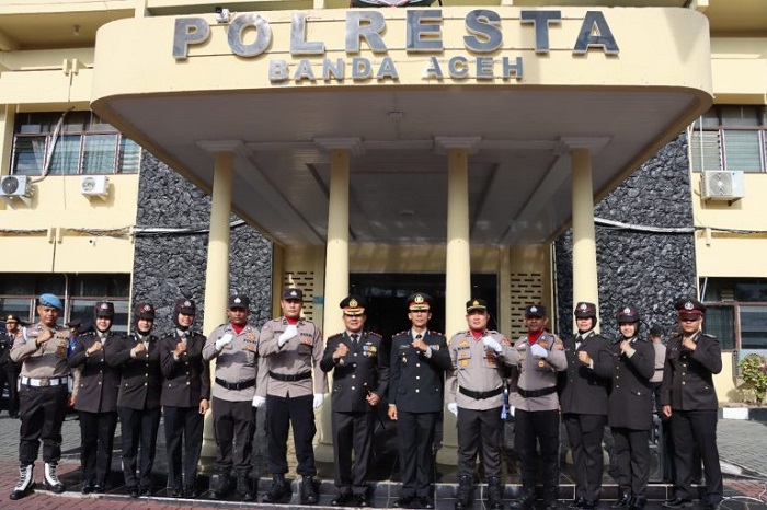 Kapolresta Banda Aceh, Kombes Pol Fahmi Irwan Ramli, bersama para Kasat dan perwira lainnya foto bersama usai upacara. (Waspada/Zafrullah)